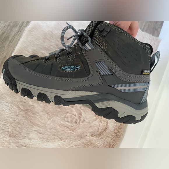 KEEN HIKING BOOTS - Picture 12 of 16